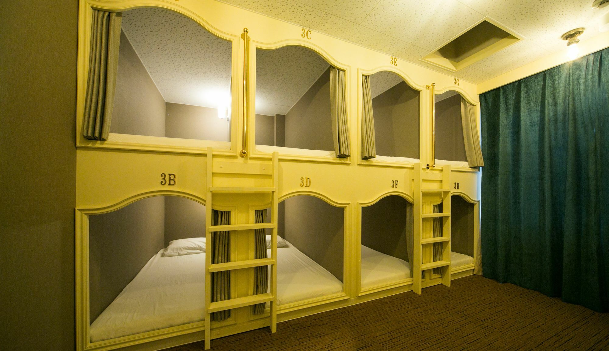 The Wardrobe Shibuya Roppongi Hostal